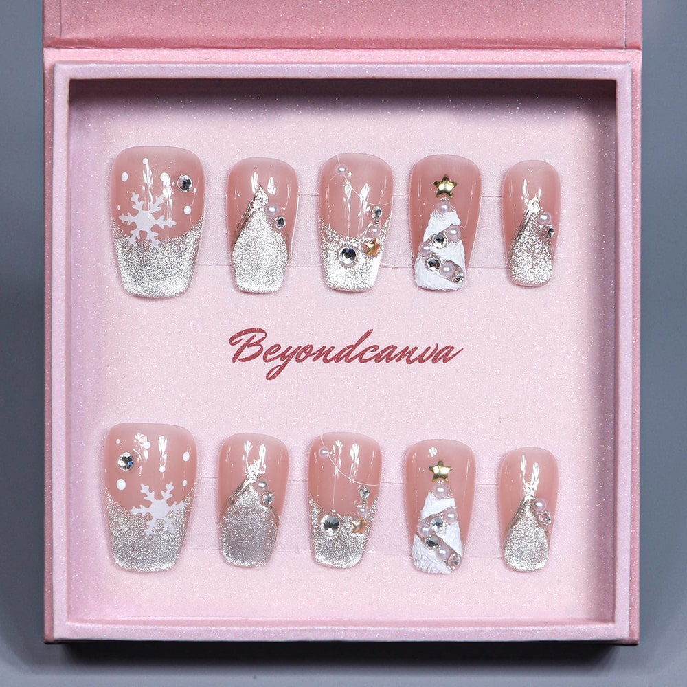 BEYONDCANVA Winter Elegance nail set featuring a pearl necklace design, sparkling snowflake accents, and an elegant bow, combining festive charm with sophisticated style—perfect for any winter gathering.