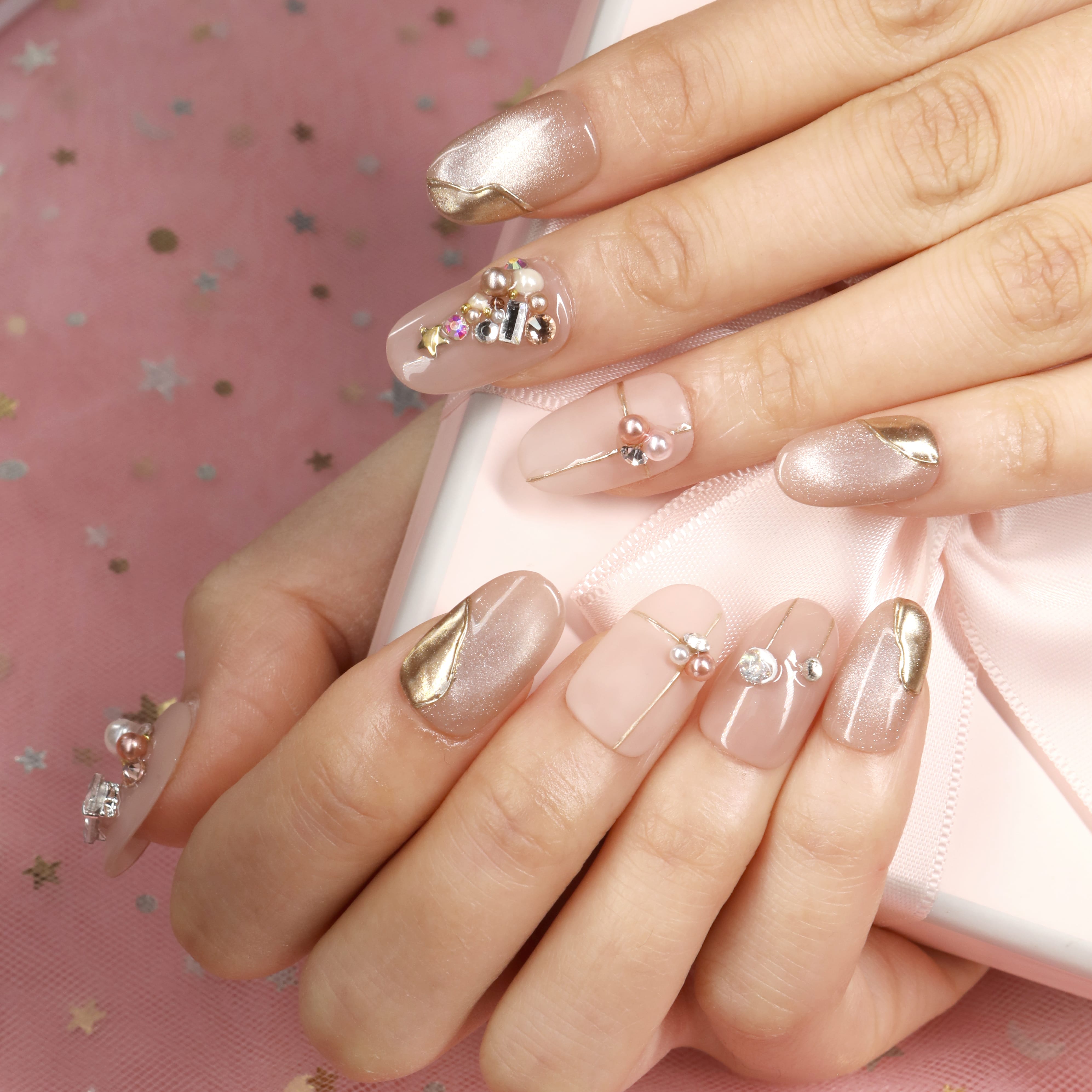 Elegant Beyondcanva press-on nails with pearl and gold accents, perfect for a luxurious and sophisticated look.