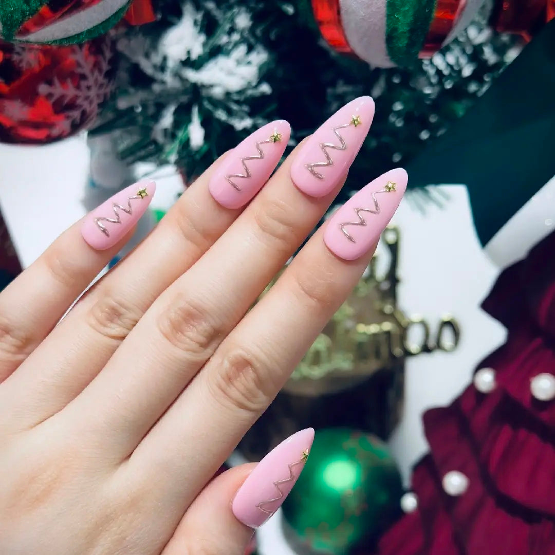 This beyondcanva press-on nail set features pastel pink nails with festive gold zigzag accents and star embellishments, resembling Christmas trees. Packaged in a luxurious pink box, it’s perfect for a chic holiday look.